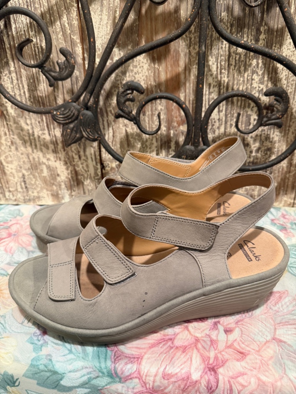 Clarks Wedges  vibrant gray Annadel Orchid Wedge Sandals strappy leather sz 9